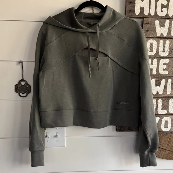 Lululemon get centered crop hoodie size 8 - Picture 1 of 4